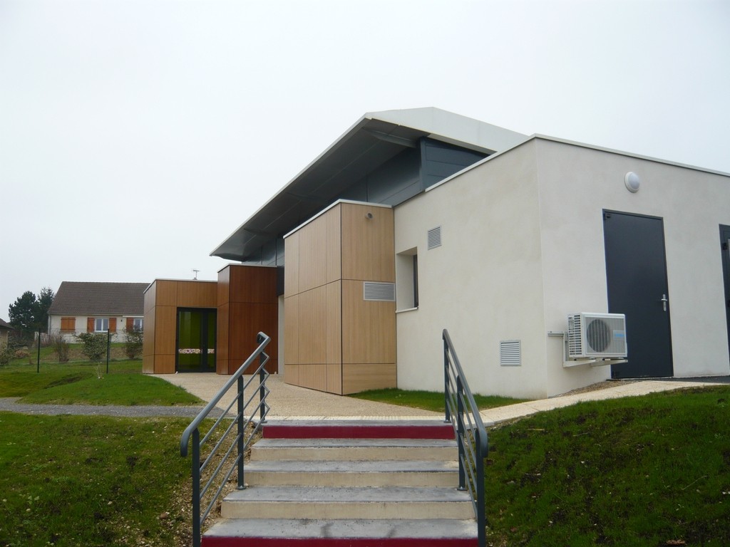 Le large escalier qui mène à la cantine