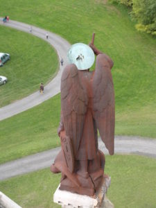 statue de saint Michel avant sa restauration au Mémorial de Dormans