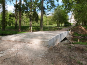 Le pont d'accès au Mémorial de Dormans en travaux