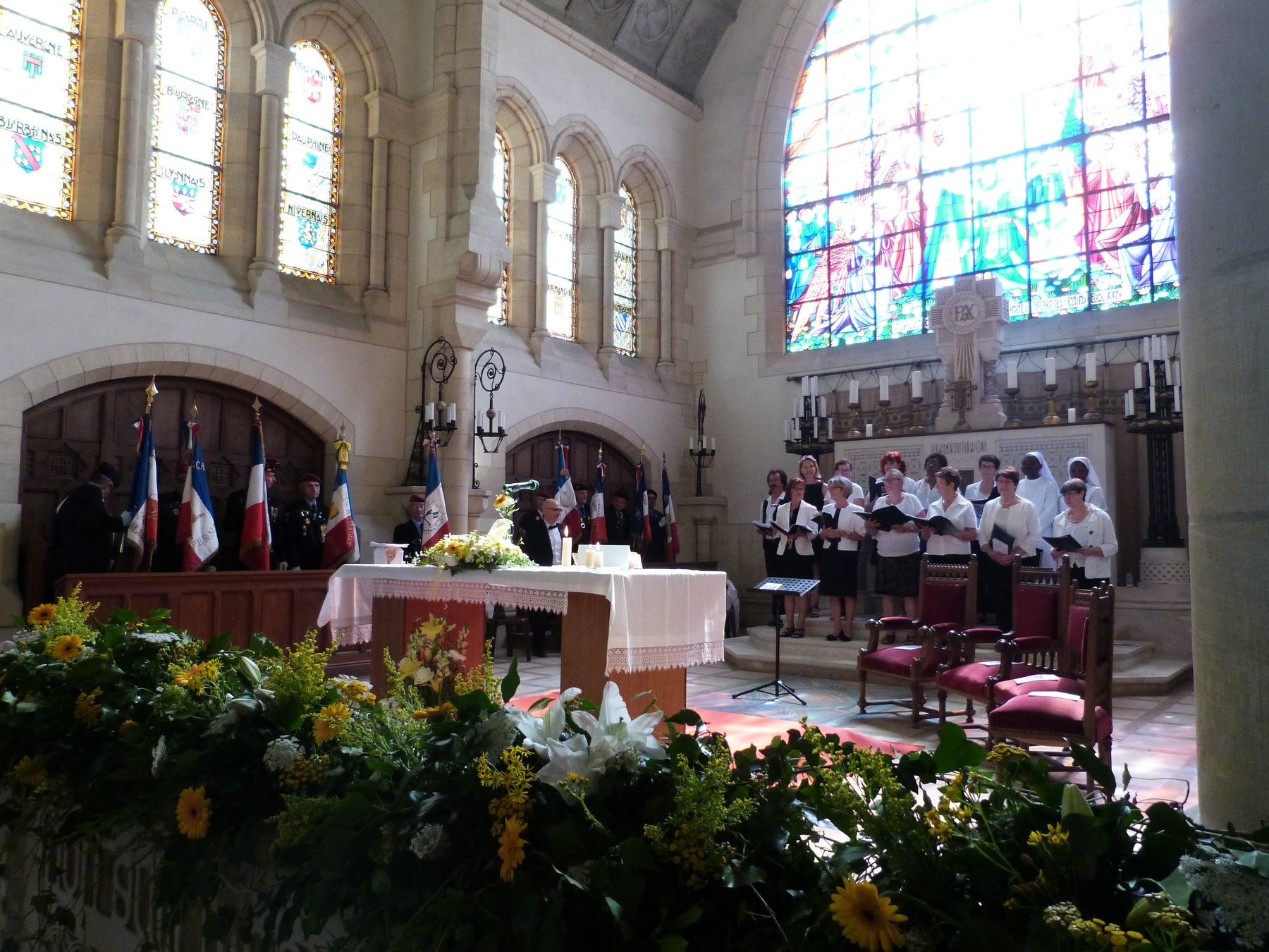 Durant la messe, la chorale paroissiale : 8 juillet 2018 Mémorial de Dormans
