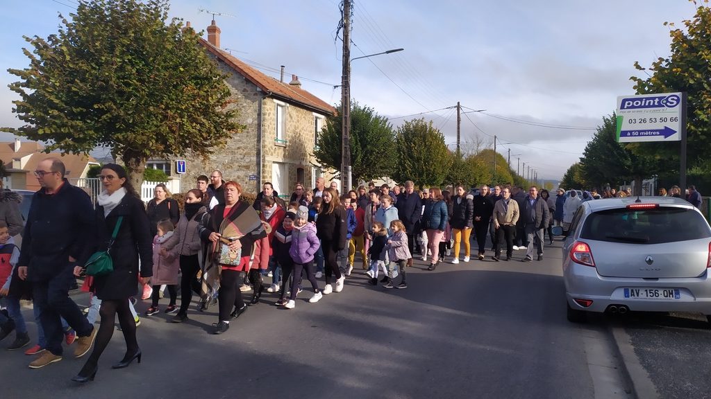 le long cortège venant du cimetière militaire le 11 novembre 2022 à Dormans