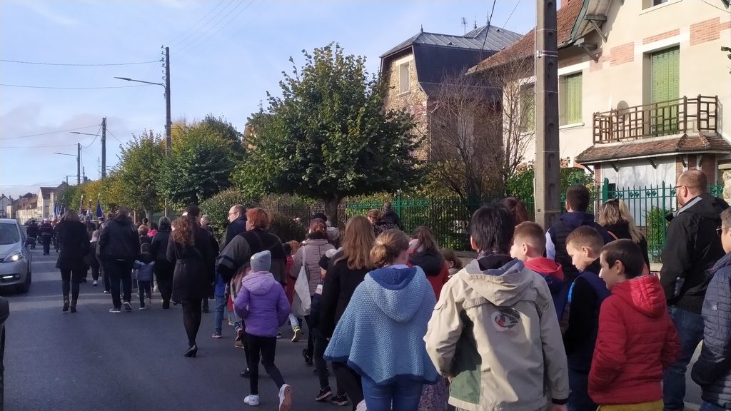 Le cortège à travers les rues le 11 novembre 2022 à Dormans