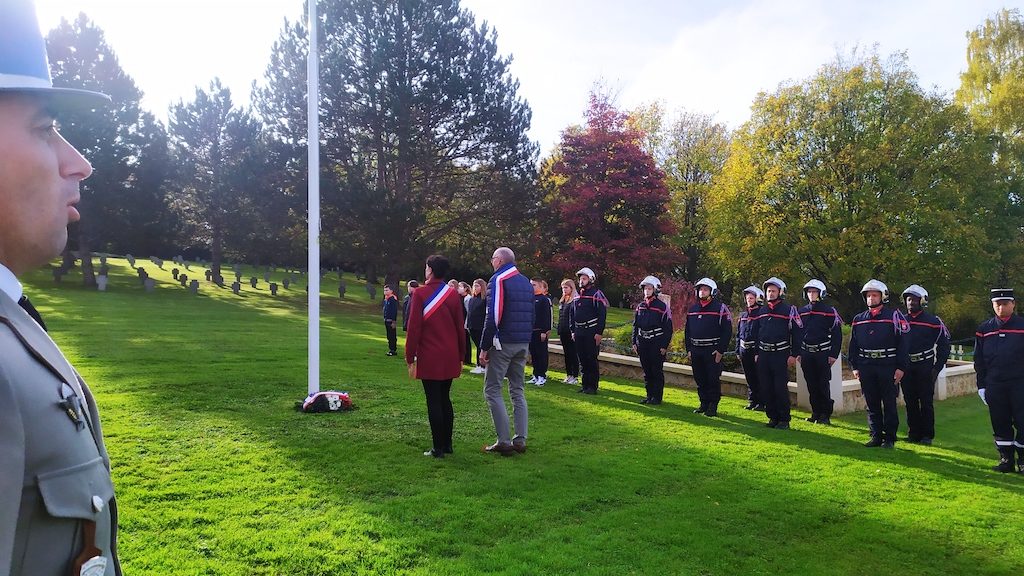 Minute de silence après le dépôt de la gerbe au cimetière militaire de Dormans le 11 novembre 2022