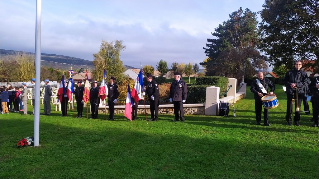 Les porte-drapeauxlors de la cérémonie au cimetière militaire le 11 novembre 2022 à Dormans